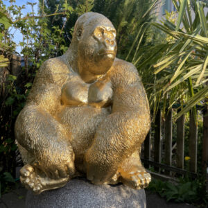 Deko Gorilla Jungtier in Gold, sitzend, 75 cm hoch 1