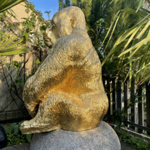 Junger Gorilla in Gold, sitzende Dekofigur, 75 cm hoch 1