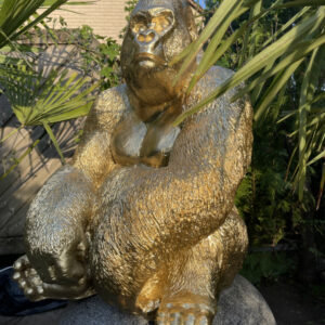 Junger Gorilla in Gold, sitzende Dekofigur, 75 cm hoch 2