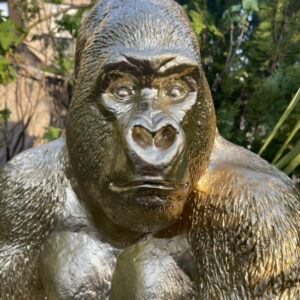 Junger Gorilla in Gold, sitzende Dekofigur, 75 cm hoch 3