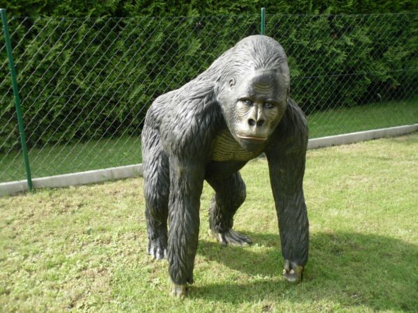 Gorillafigur lebensgross, 130 cm hoch 2