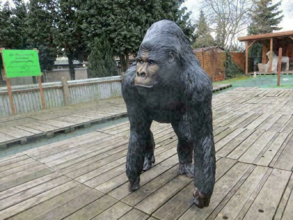 Gorillafigur lebensgross, 130 cm hoch 8