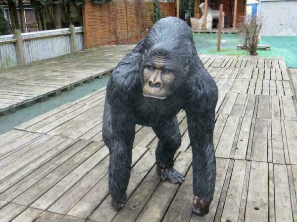 Gorillafigur lebensgross, 130 cm hoch 9