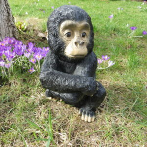 Deko Schimpanse, Baby, hockend, 33 cm hoch