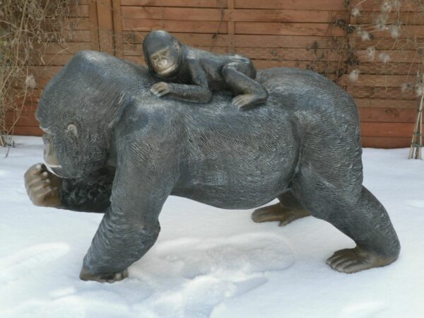 Gorilla Affenfigur lebensgross mit Baby, 115 cm lang 2