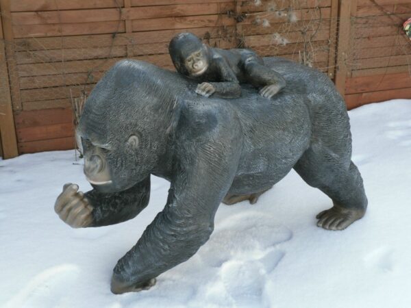 Gorilla Affenfigur lebensgross mit Baby, 115 cm lang 3