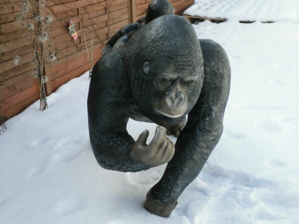 Gorilla Affenfigur lebensgross mit Baby, 115 cm lang 5