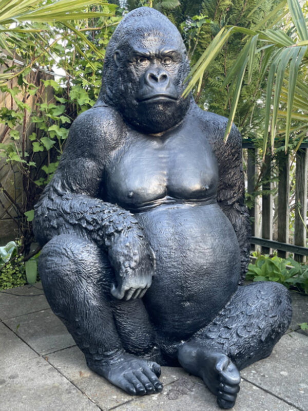 Gorillafigur lebensgross sitzend, 115 cm hoch, aus GFK