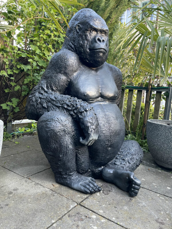 Gorillafigur lebensgross sitzend, 115 cm hoch, aus GFK 3