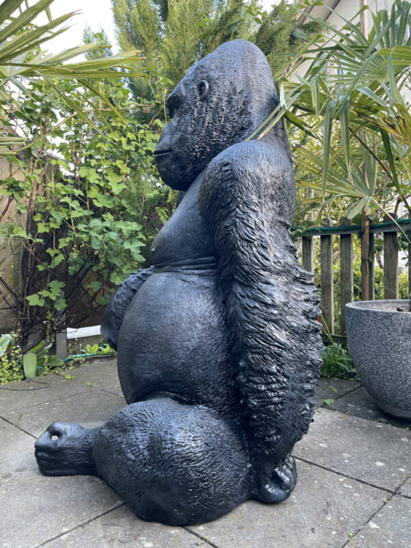 Gorillafigur lebensgross sitzend, 115 cm hoch, aus GFK 7