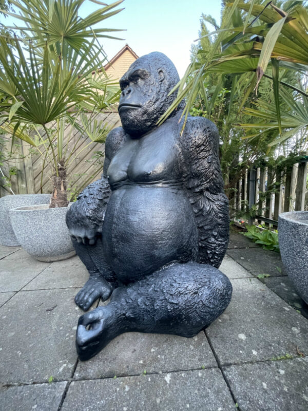 Gorillafigur lebensgross sitzend, 115 cm hoch, aus GFK 8