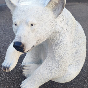 Eisbärenfigur Junges, sitzend, 60 cm hoch