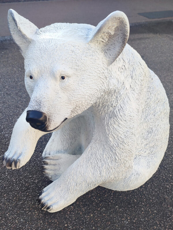 Eisbärenfigur Junges, sitzend, 60 cm hoch