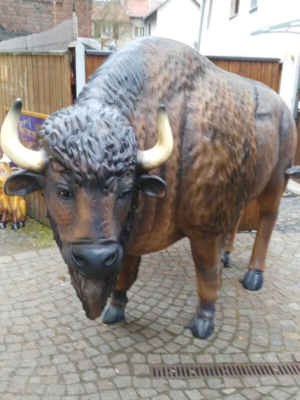 Lebensgrosse Deko Bisonfigur, 240 cm lang 2