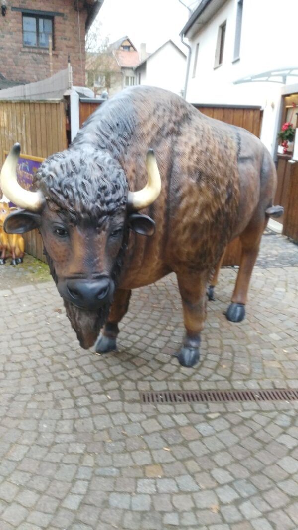 Lebensgrosse Deko Bisonfigur, 240 cm lang 6