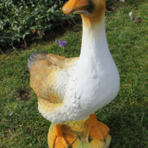 Gartendeko Gansfigur auf Sockel, 58 cm hoch