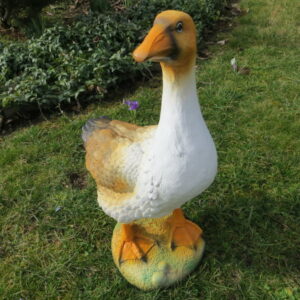 Gans auf Sockel als Gartendekofigur, 58 cm hoch