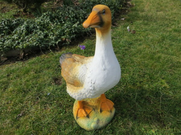 Gartendeko Gansfigur auf Sockel, 58 cm hoch 2