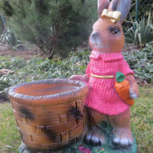 Hasenfigur Deko: Häsin mit Blumentopf, 45 cm hoch