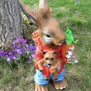 Hasenfigur mit Möhre und Teddy für den Garten, 54 cm hoch 1