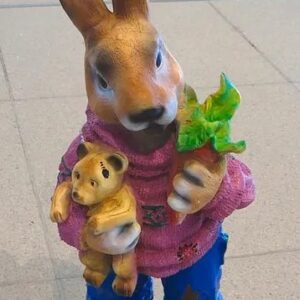 Süsser Deko Hase mit Möhre und Teddy, 54 cm hoch