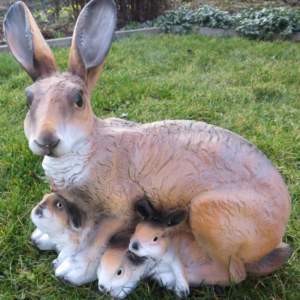 Häsin mit 3 Jungen für die Gartendeko, 35 cm hoch 2