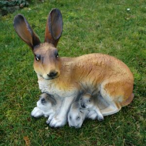 Häsin mit 3 Jungen für die Gartendeko, 35 cm hoch 1