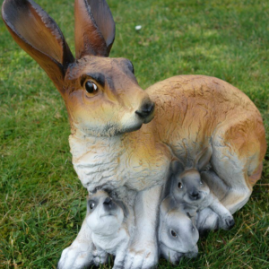Gartenfigur Hasenweibchen mit 3 Jungen, 35 cm hoch