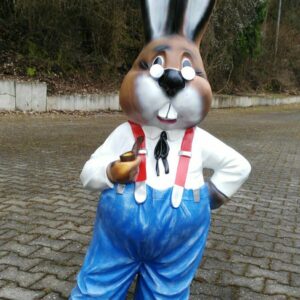 Grosse Hasenfigur mit Pfeife, bekleidet, 135 cm hoch 2