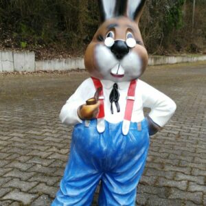 Grosse Hasenfigur mit Pfeife, bekleidet, 135 cm hoch 1