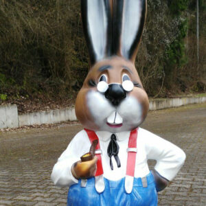 Grosse Hasenfigur mit Pfeife, bekleidet, 135 cm hoch