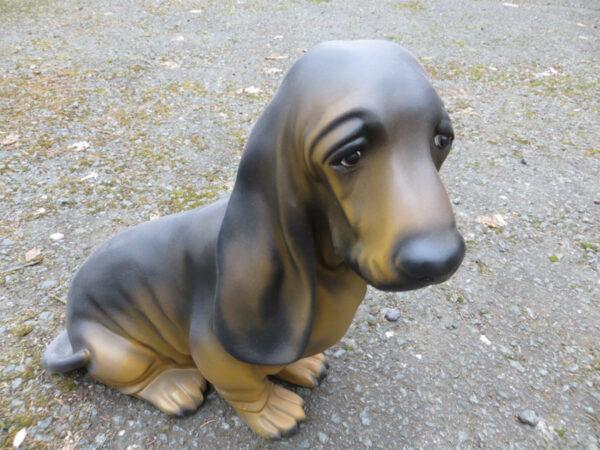 Basset Hound sitzend als Gartendeko, 43 cm