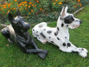 Deutsche Dogge, Figur für die Gartendeko, liegend, 85 cm lang