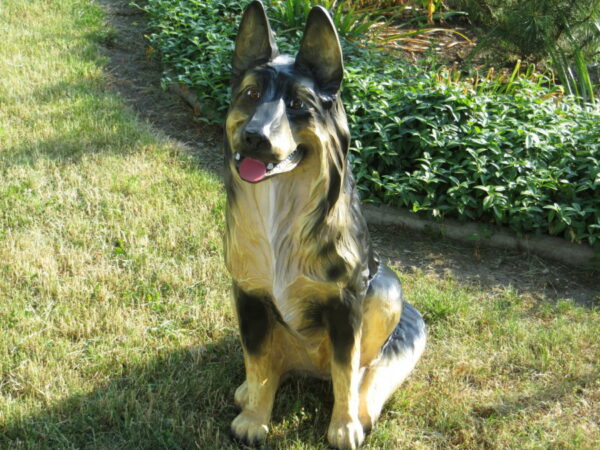 Sitzender deutscher Schäferhund als Gartenfigur, 90 cm hoch