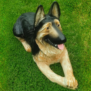 Liegender deutscher Schäferhund als Gartendeko, 90 cm lang