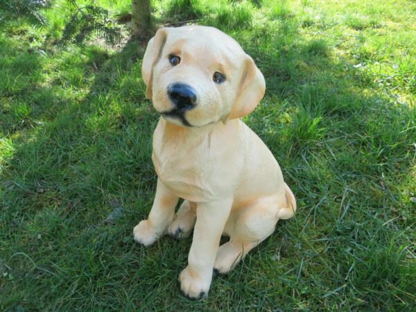 Sitzender Labrador-Welpe als Deko im Garten, 35 cm hoch