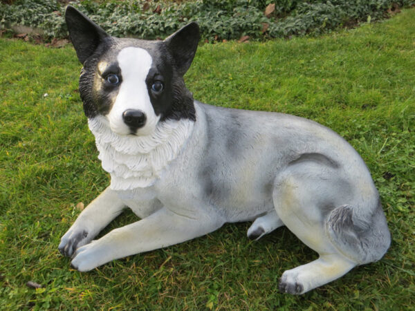 Deko Hundefigur für den Garten, liegend, 73 cm lang