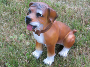Kurzhaar Mischlingshund für Deko im Garten, sitzt, 30 cm hoch