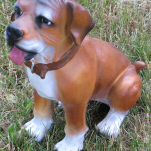 Mischlingshund kurzhaar, als Deko im Garten, sitzend, H: 30 cm