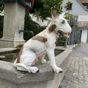 Sitzender Bullterrier als Deko für draussen und drinnen, H: 50cm 4