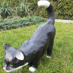 Deko Katze für den Garten, auf der Pirsch, 40 cm lang
