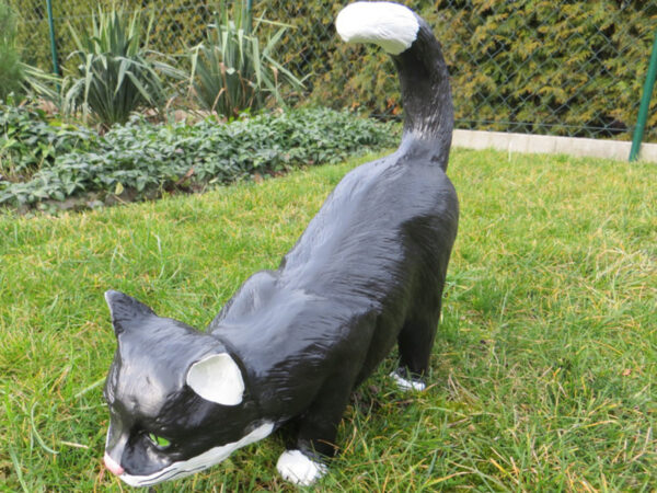 Deko Katze für den Garten, auf der Pirsch, 40 cm lang