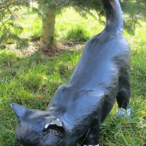 Deko Katze für den Garten, auf der Pirsch, 40 cm lang 1