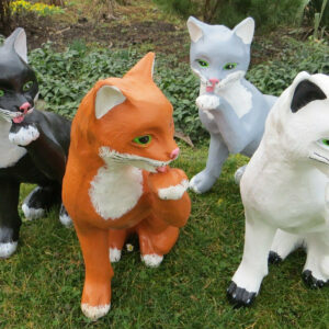 Katzenfigur Deko, Pfote leckend, verschiedene Farben, H:50 cm 1