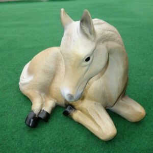 Pferdefigur Deko, liegend, 40 cm lang, beige mit weissem Haar 2