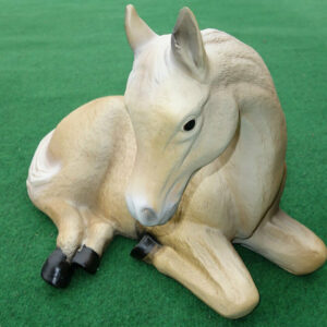 Pferdefigur Deko, liegend, 40 cm lang, beige mit weissem Haar 1