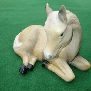 Pferdefigur Deko, liegend, 40 cm lang, beige mit weissem Haar