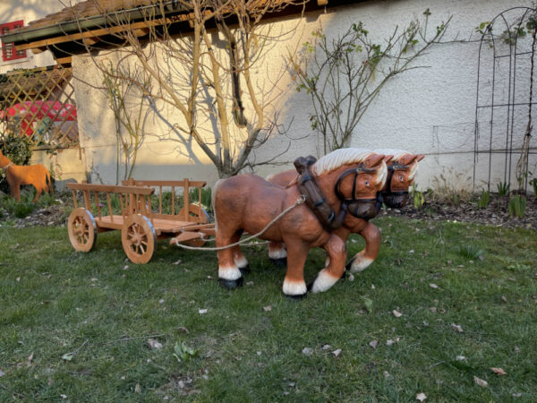 2 Pferdefiguren mit Leiterwagen, 150 cm lang