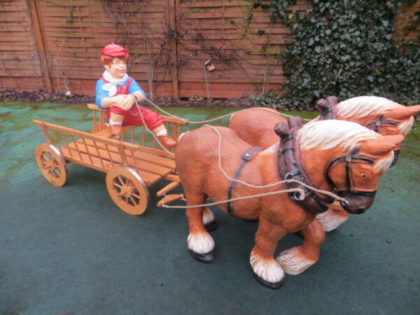 Pferde Figuren Deko mit Wagen 2-Achser und Junge, 200 cm lang