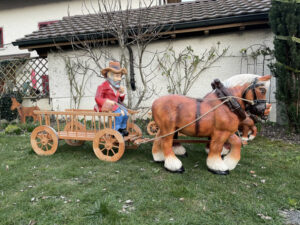 Pferde Figuren Deko mit Wagen 2-Achser und Kutscher, 200 cm